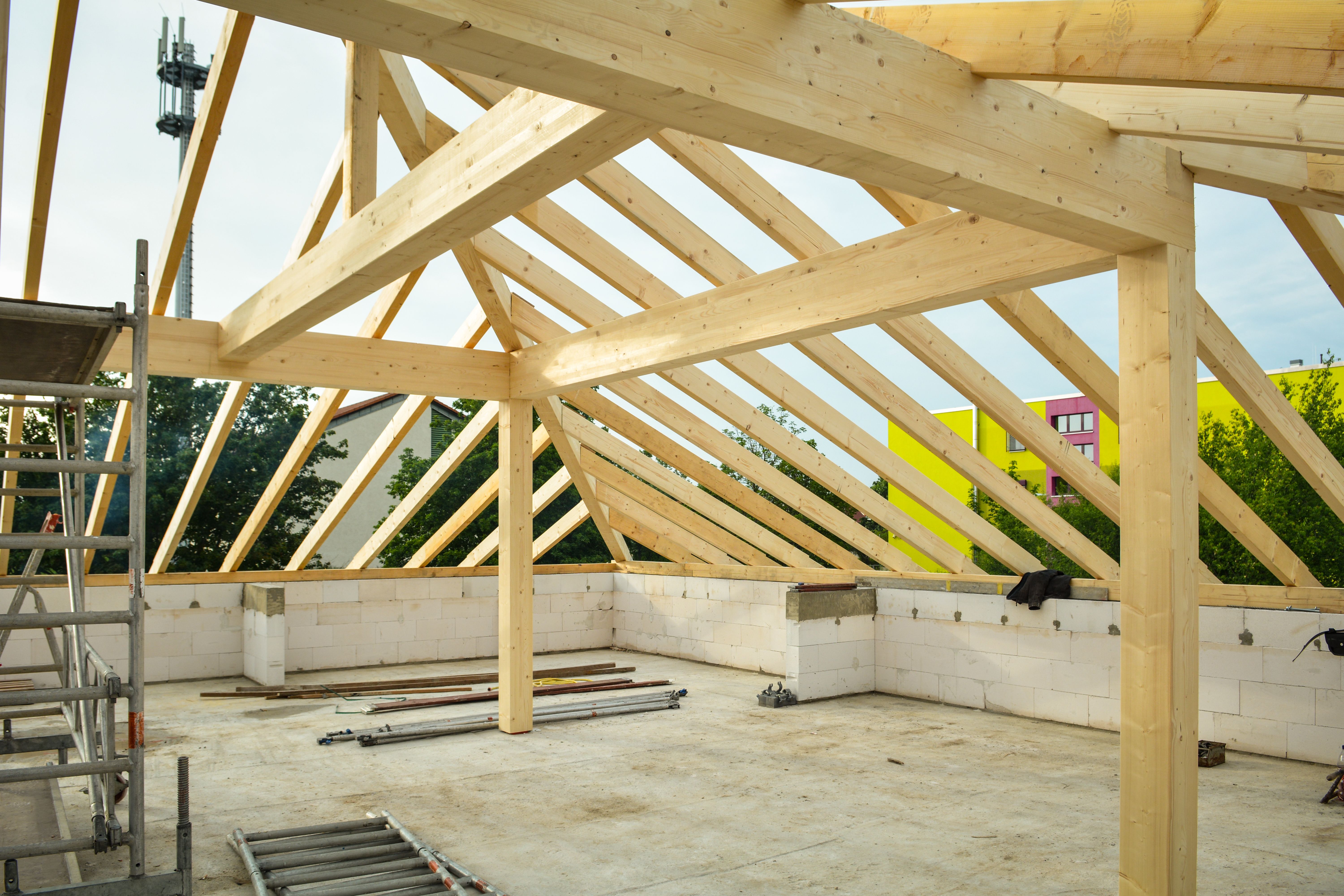 Chantier de charpente traditionnelle bois et échafaudage sécurisé par C.T.B. à Louveciennes