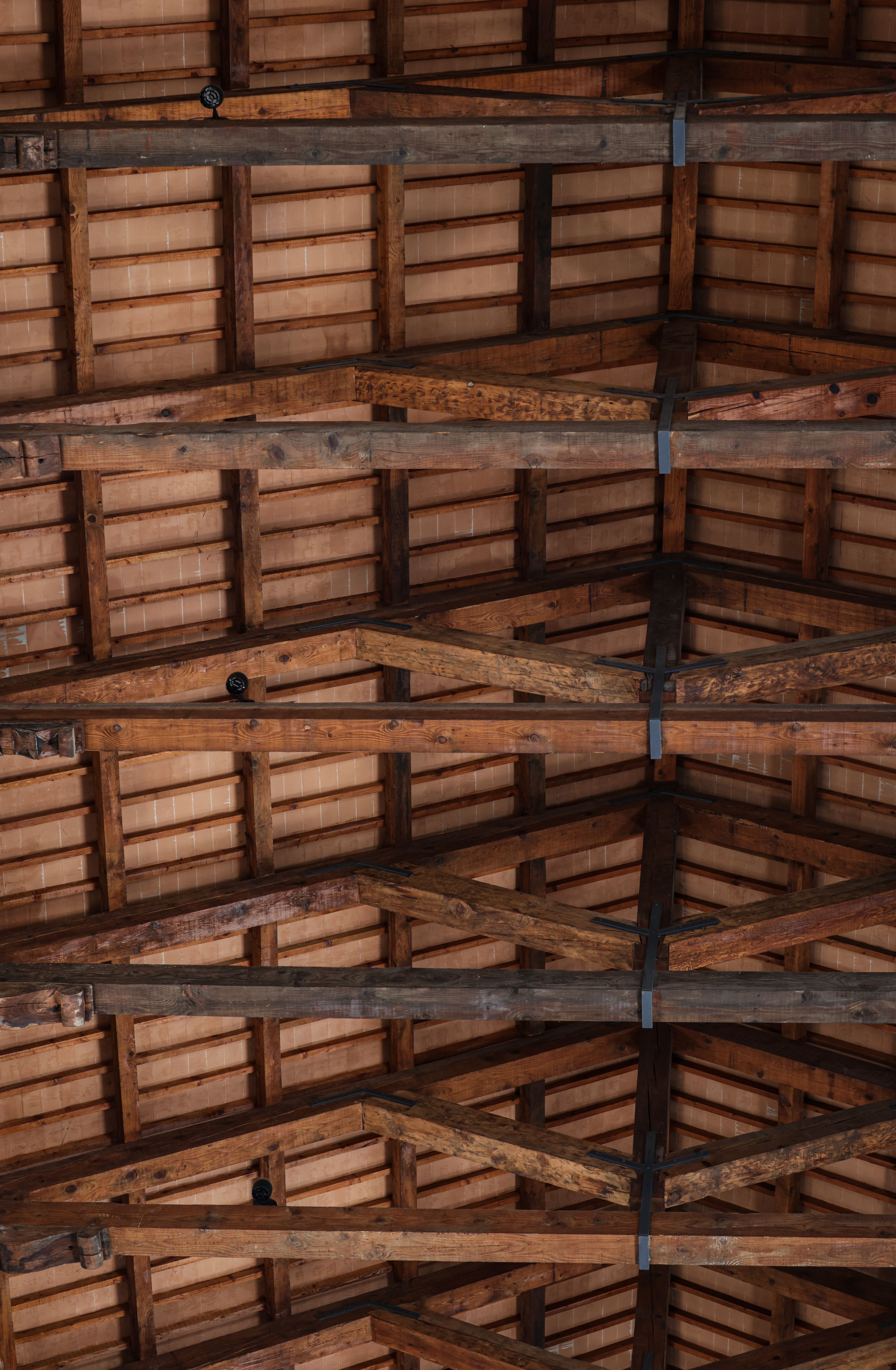 Rénovation de plafond à poutres maîtresses apparentes et toiture ancienne par C.T.B.